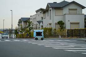 Japan introduces delivery robots that are humble and friendly.