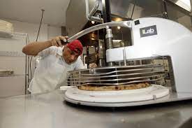 Seattle entrepreneurs use robots to prepare coffee and pizza.