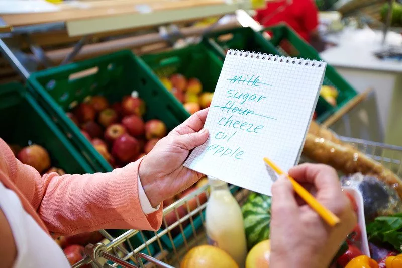 create a shopping list: how to make a budget-friendly meal plan
