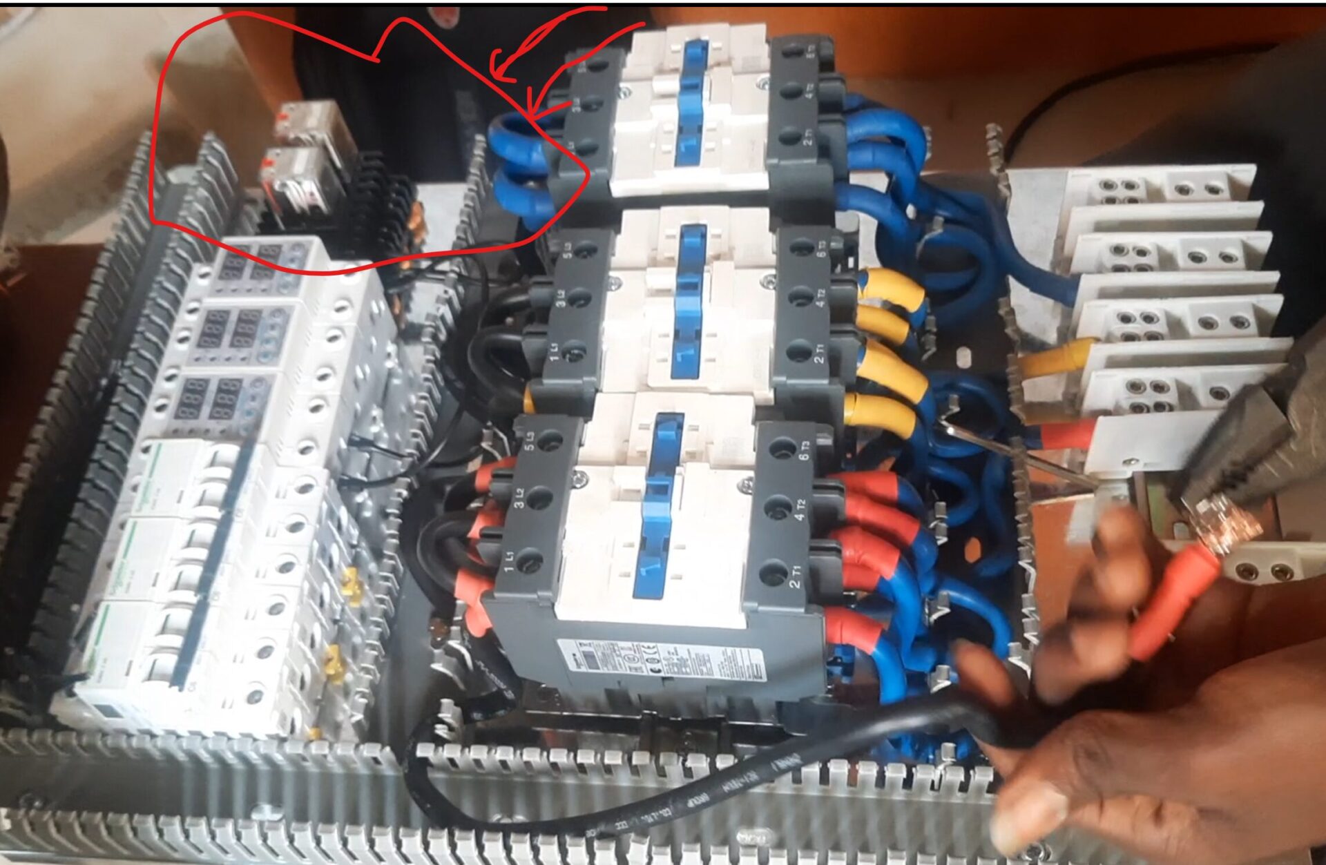 using AC relays to energy the contactors for the Automatic Phase selector design