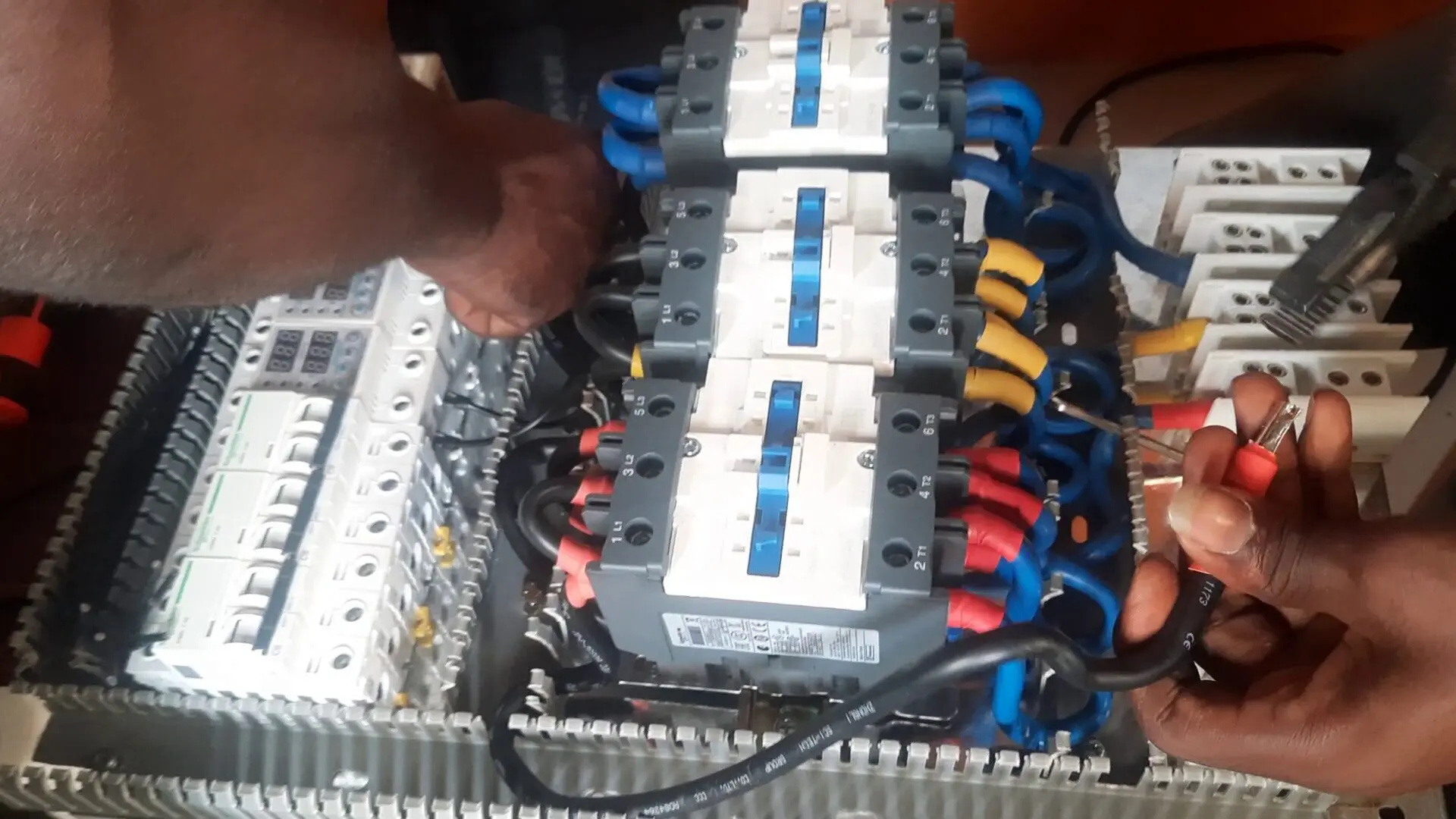 Wiring the Automatic Phase Selector Panel: The wiring