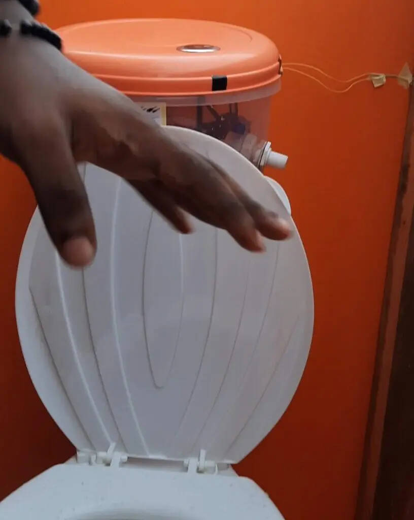 Gesture sensing of the automatic toilet flusher